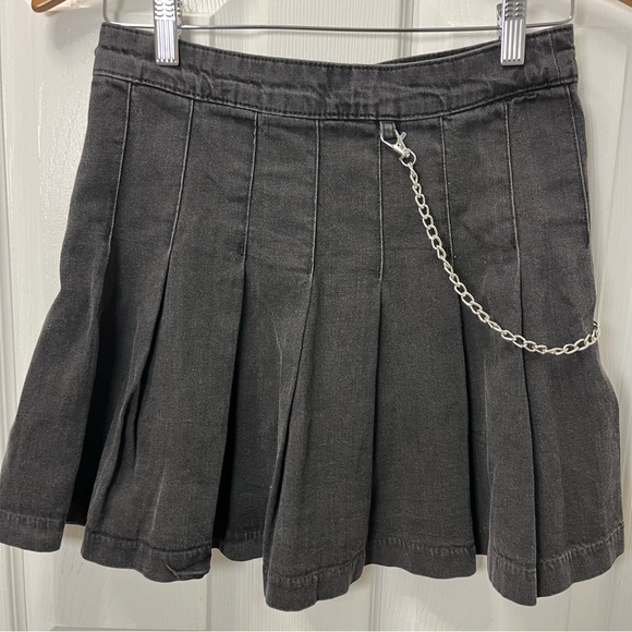 H&M Dresses & Skirts - H&M Women Denim Black Pleated Mini Skirt with Removable Chain Detail Size 6 Punk